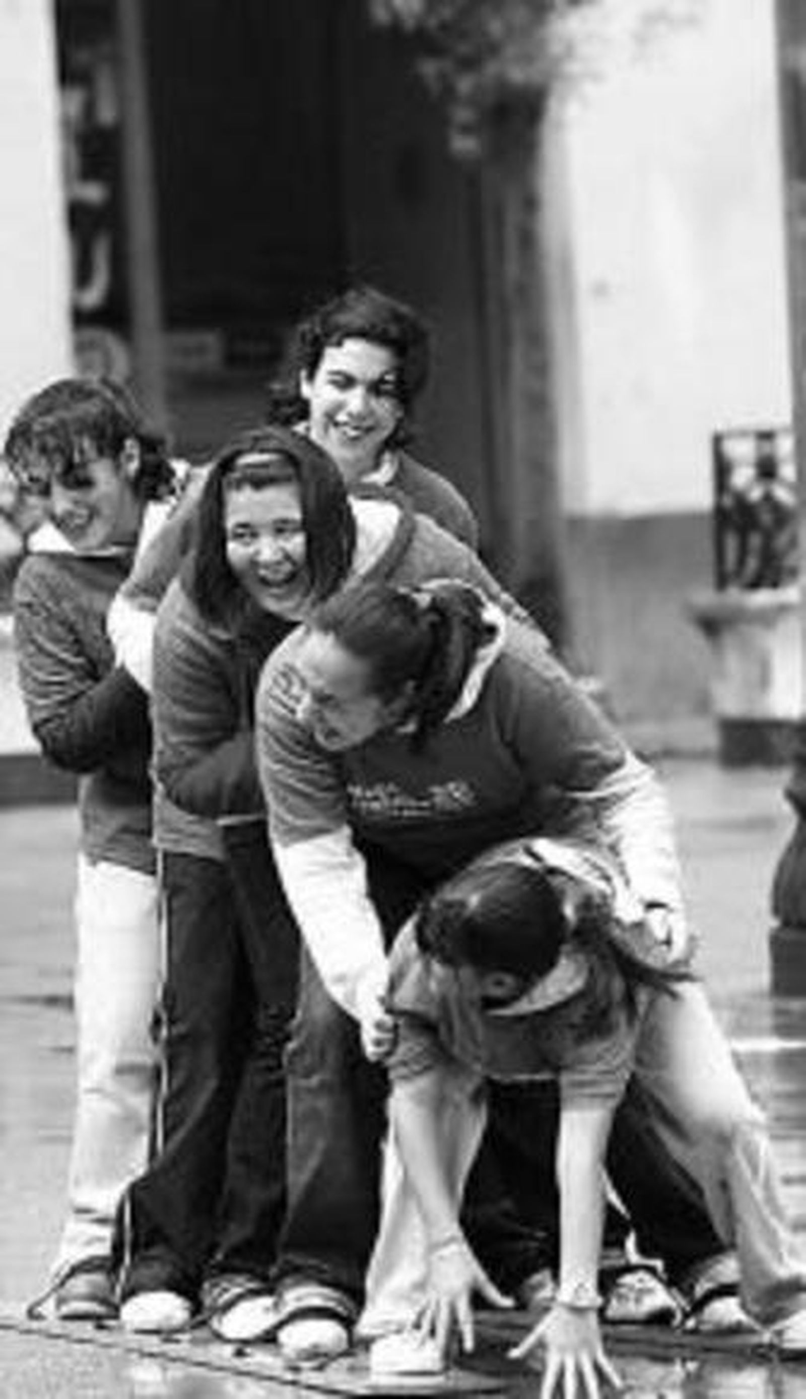 1. Una de las pruebas consistía en escenificar el cuadro de Salvador Viniegra La promulgación de la Constitución de 1812, en la imagen, varios participantes posan en un cuadro ficticio mientras otro hace de pintor imaginario. 2. Entre las pruebas físicas sin duda destacó la carrera de esquís de la plaza de Mina. Como se observa, con el pavimento mojado resultaba complicado mantener el equilibrio. El grupo de chicas no ganó la prueba, pero sin duda pasó un buen rato. 3. En el Mentidero el protagonista fue el Twister. Dos equipos se enfrentaban y obedecían a la actriz disfrazada sobre donde debían colocar las diferentes partes del cuerpo. FOTOS: JOAQUÍN PINO