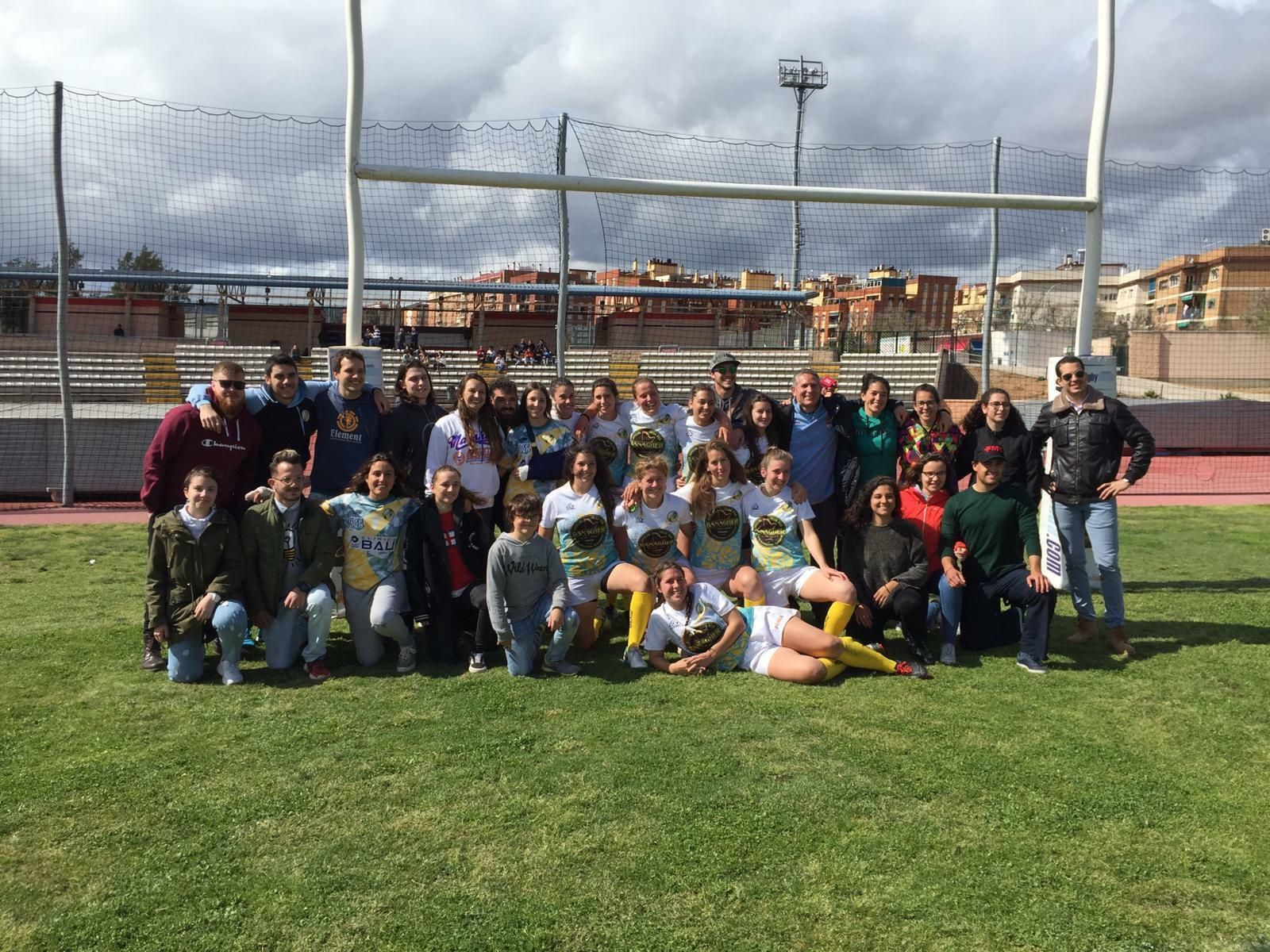 Jugadoras del CRAC junto a integrantes del club.