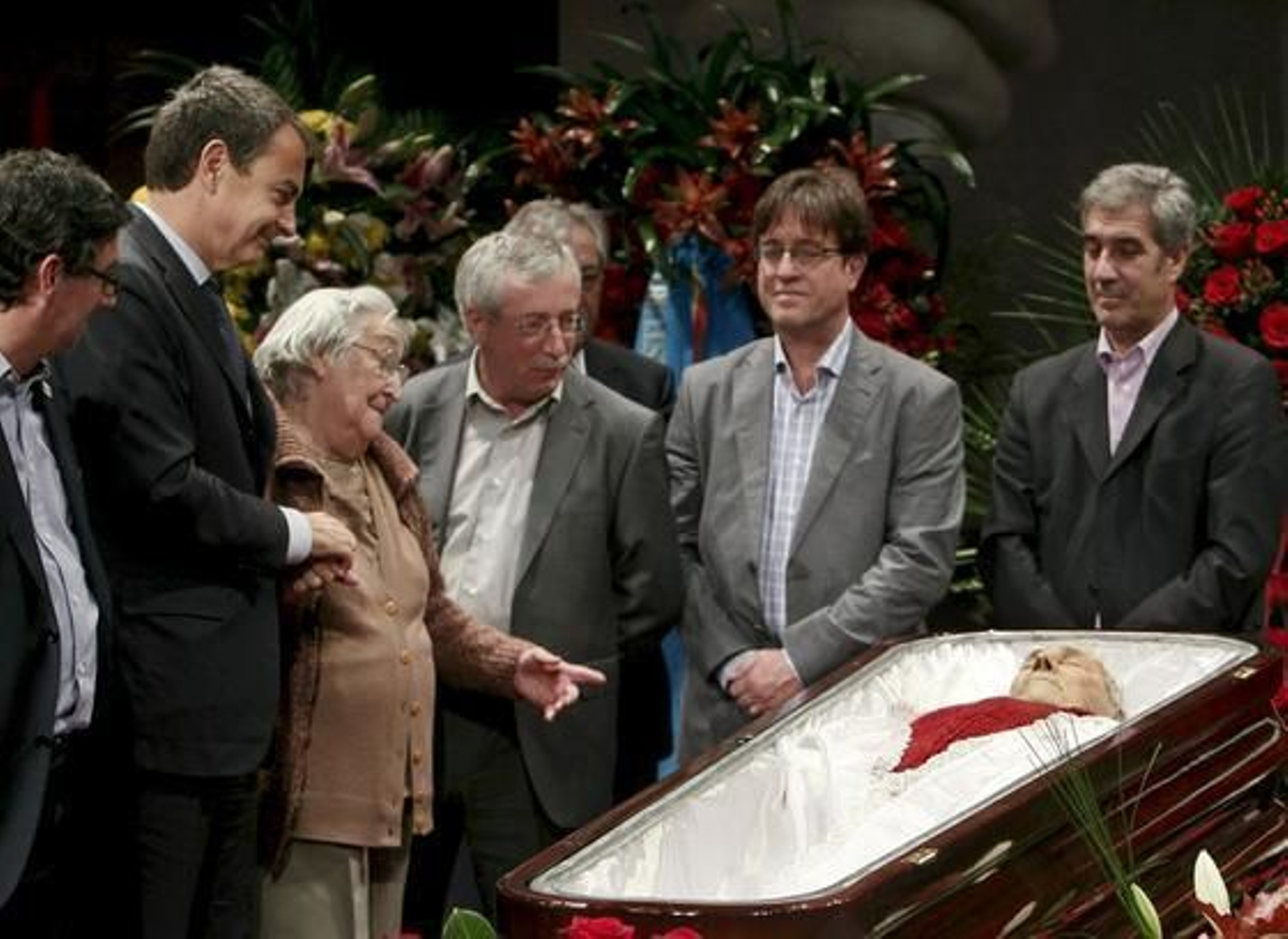 El presidente del Gobierno, José Luis Rodríguez Zapatero, junto a los dirigentes de CCOO, Ignacio Fernández Toxo y Javier López Martín, entre otros, acompañan a Josefina Samper.

Foto: EFE