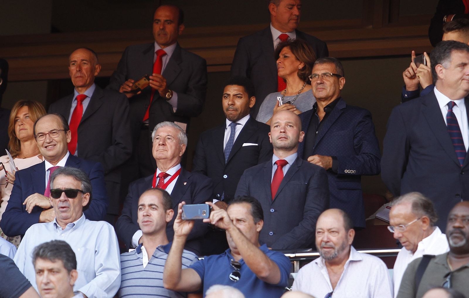 Olivera, de forma muy diferente a como llevaba el traje oficial cuando era futbolista, ayer en el palco.