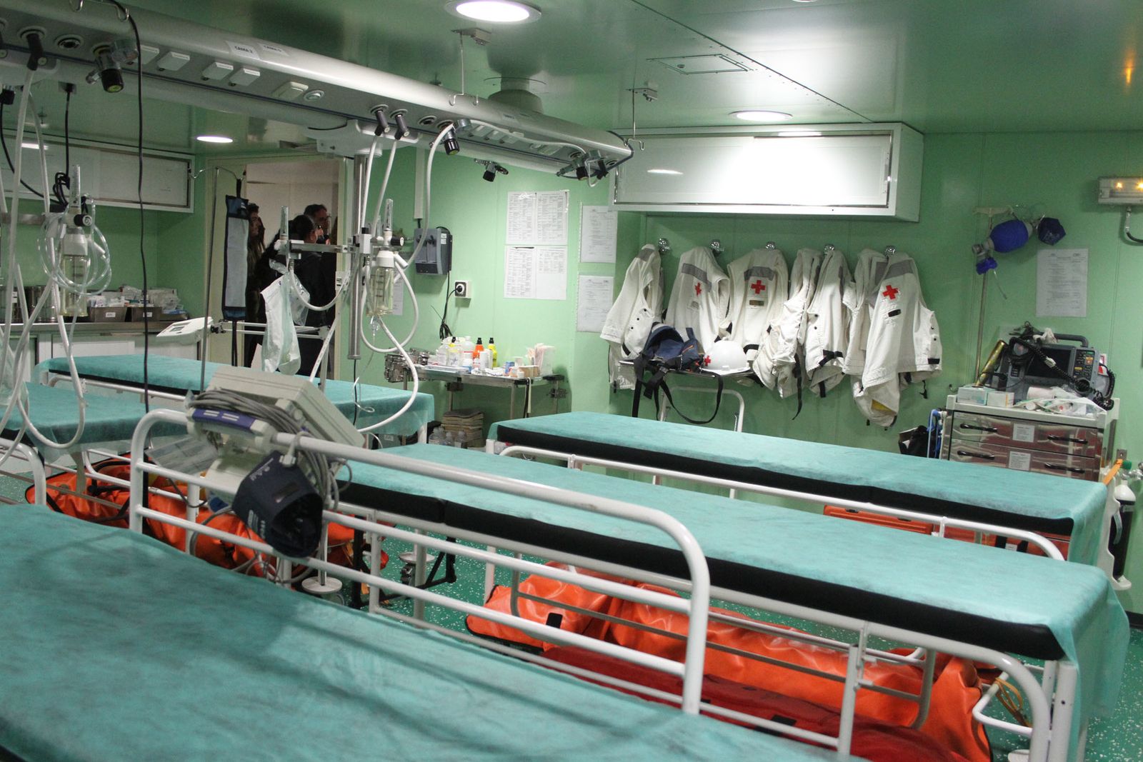 Imágenes de las primeras horas del portaaviones "Juan Carlos I" en el puerto de Huelva, durante su visita este fin de semana