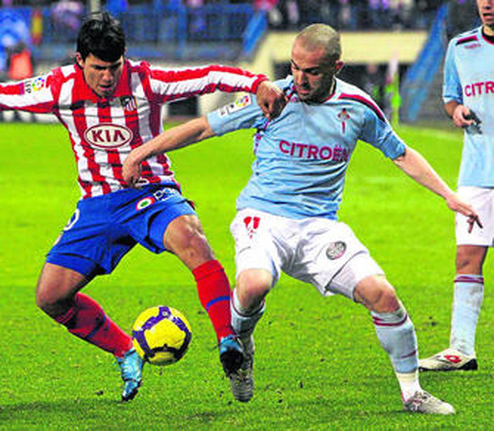 Cristian Bustos, excluido de la lista ayer, pleitea con Agüero en el Atlético-Celta de la Copa del Rey.