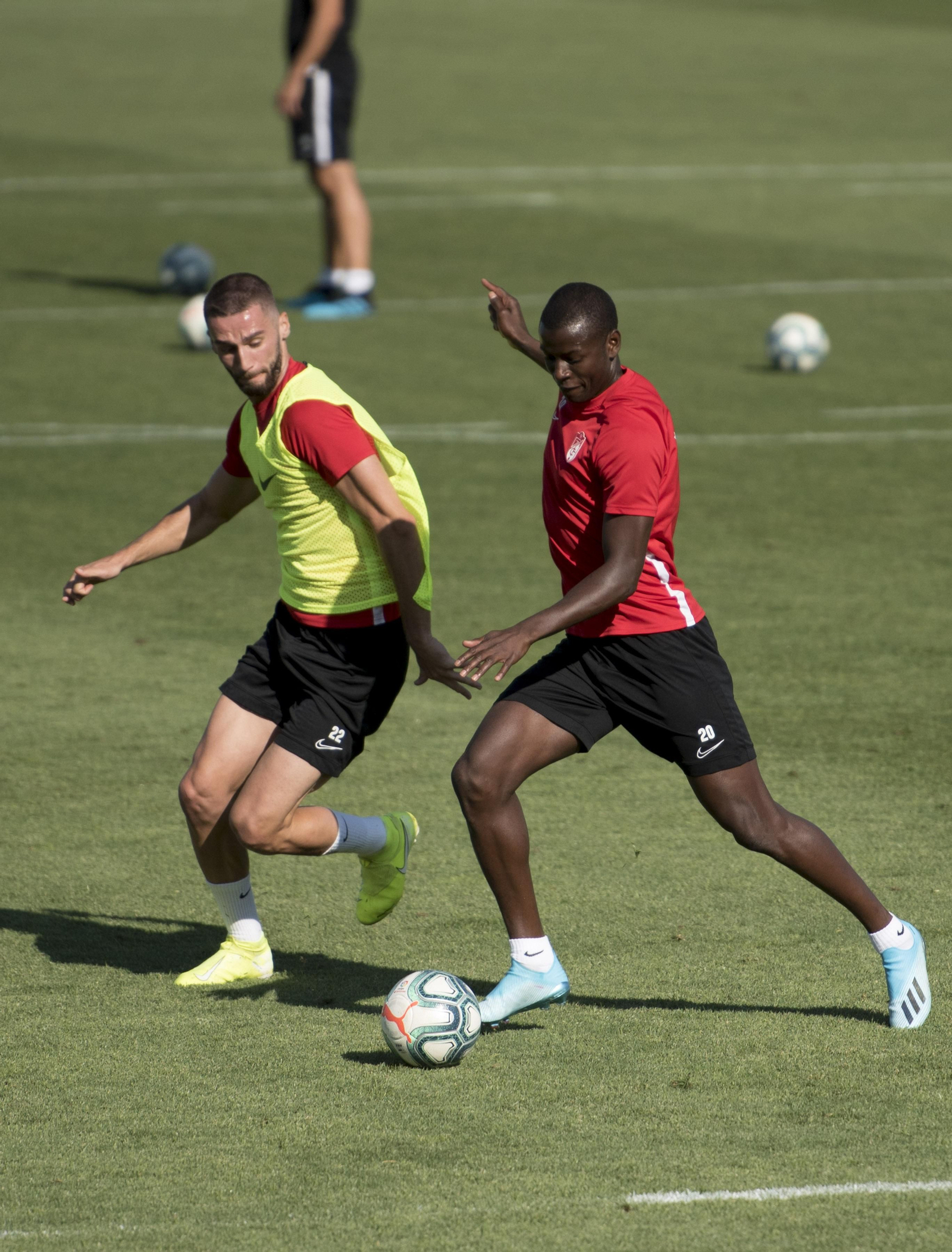 Adrián Ramos (derecha), en un entrenamiento del Granada CF.