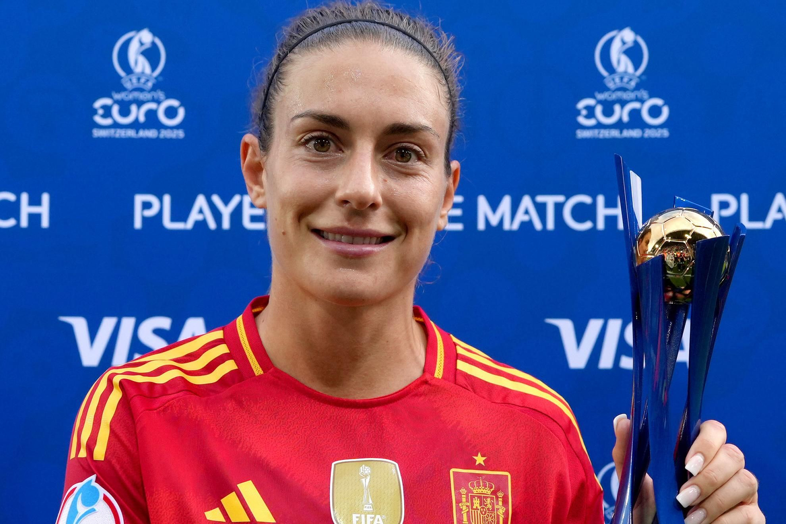 Alexia Putellas posa sonriente con el trofeo que le acredita como MVP de uno de los partidos de la pasada Eurocopa.