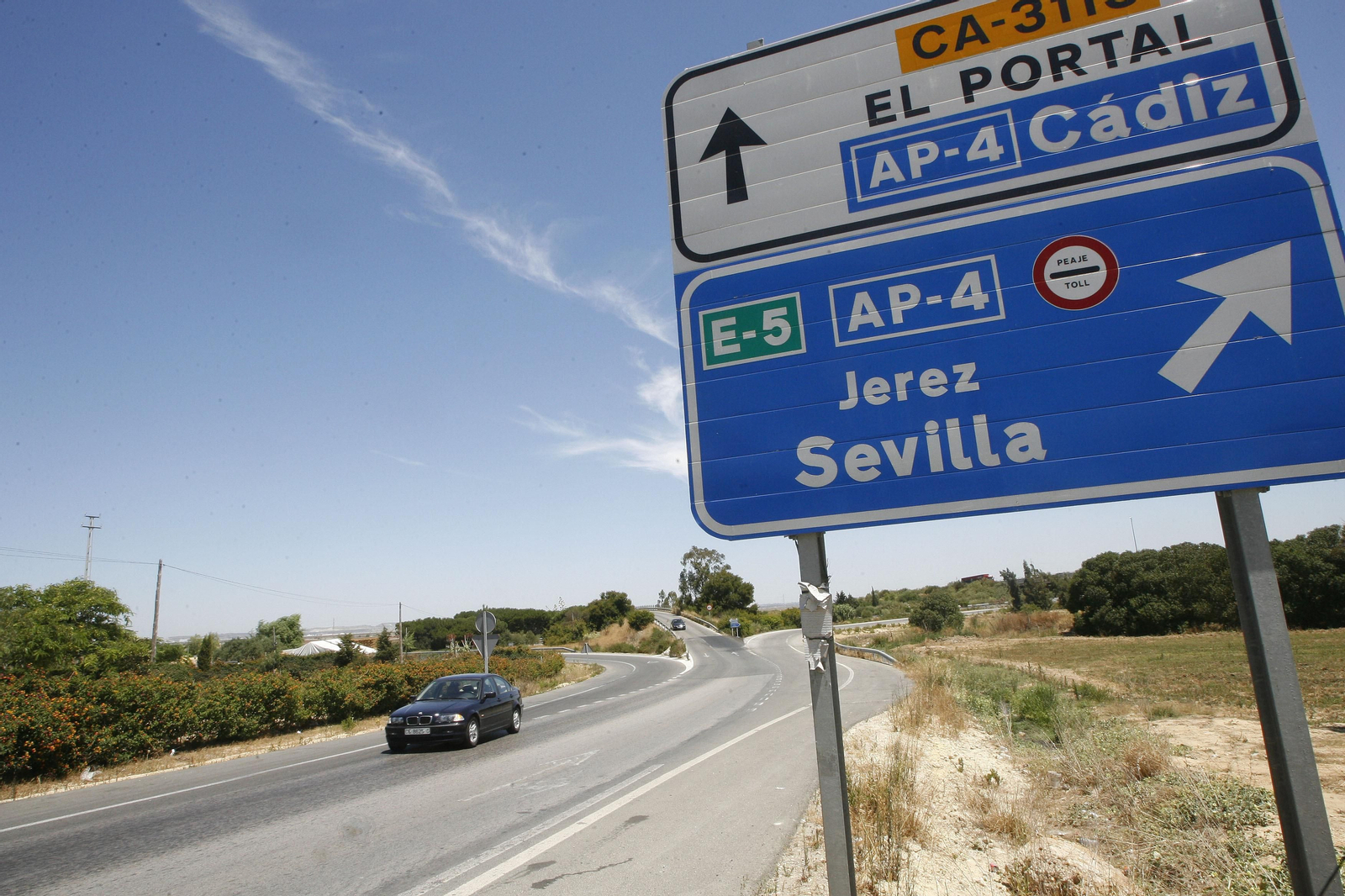 Señal vertical que indica la autopista de peaje de Cádiz a Sevilla.