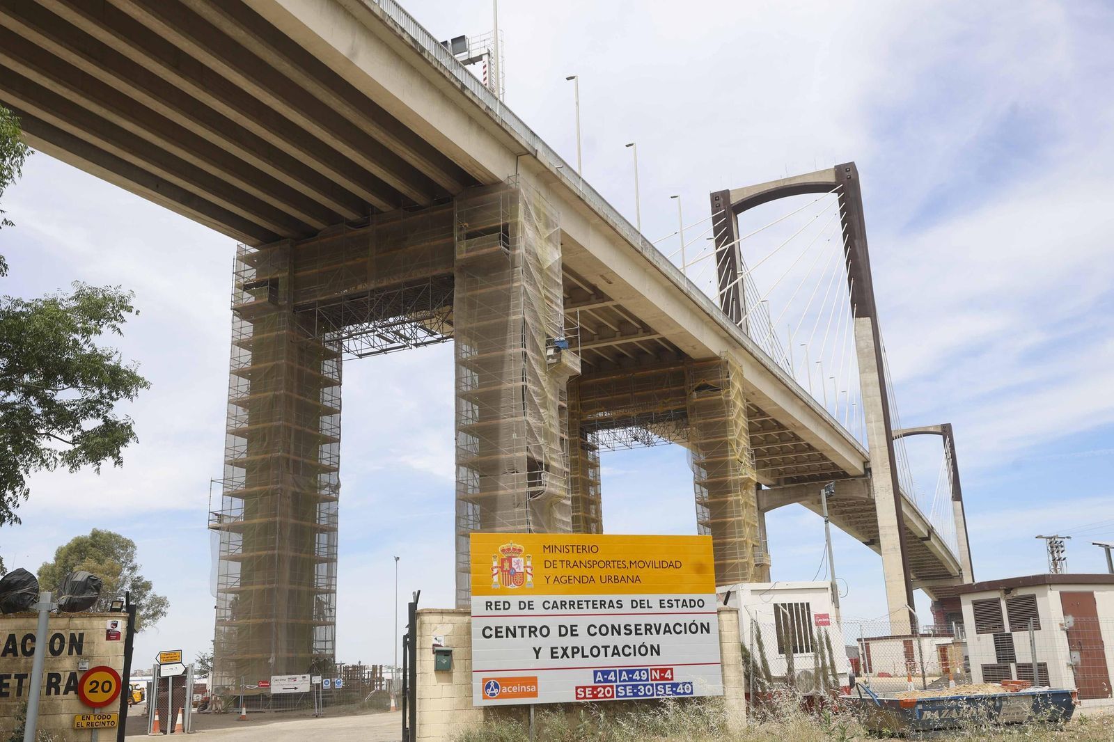 K DE KOLDO. El caso Koldo, que ha llevado a prisión preventiva a dos ex secretarios de Organización del PSOE, José Luis Ábalos y Santos Cerdán, y al asesor de Ábalos Koldo García, también ha salpicado a Andalucía: la Unidad Central Operativa de la Guardia Civil calcula que la empresa Acciona pudo pagar 1,8 millones de euros a la trama por la adjudicación de las obras de remodelación del Puente del Centenario en Sevilla.