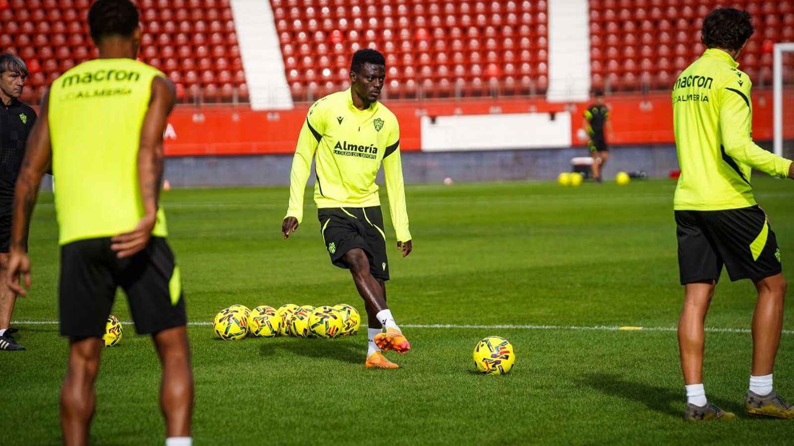 Iddrisu Baba completa un ejercicio con balón sobre el tapete del estadio rojiblanco.