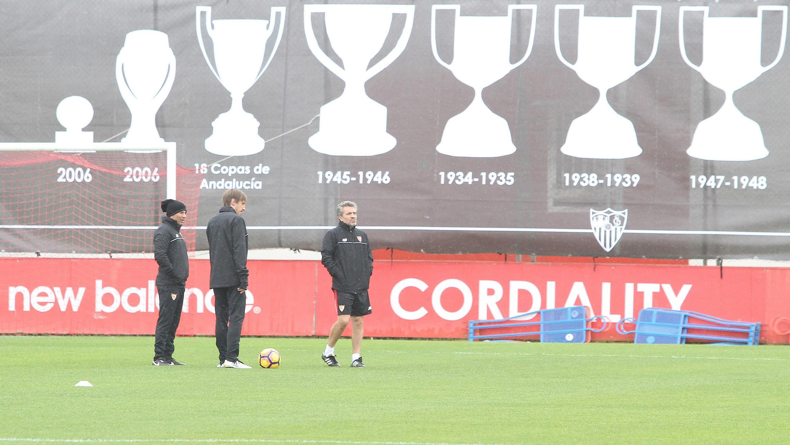 Jorge Sampaoli, con sus colaboradores Matías Manna y Juanma Lillo, en la ciudad deportiva.