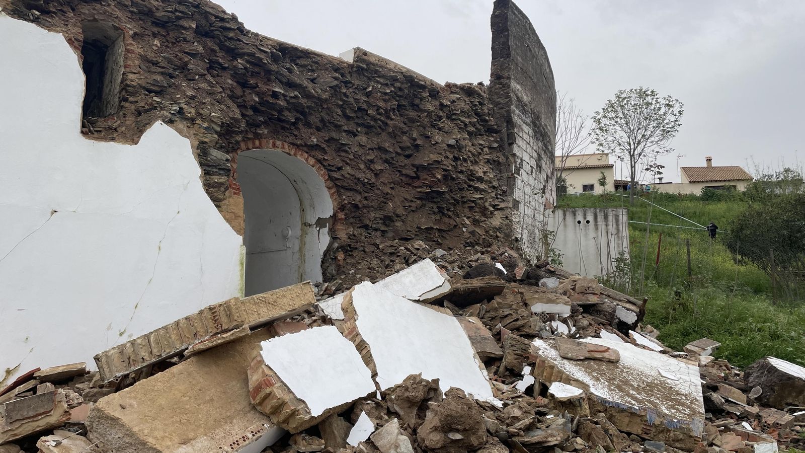 La parte derribada de la plaza de toros nervense.