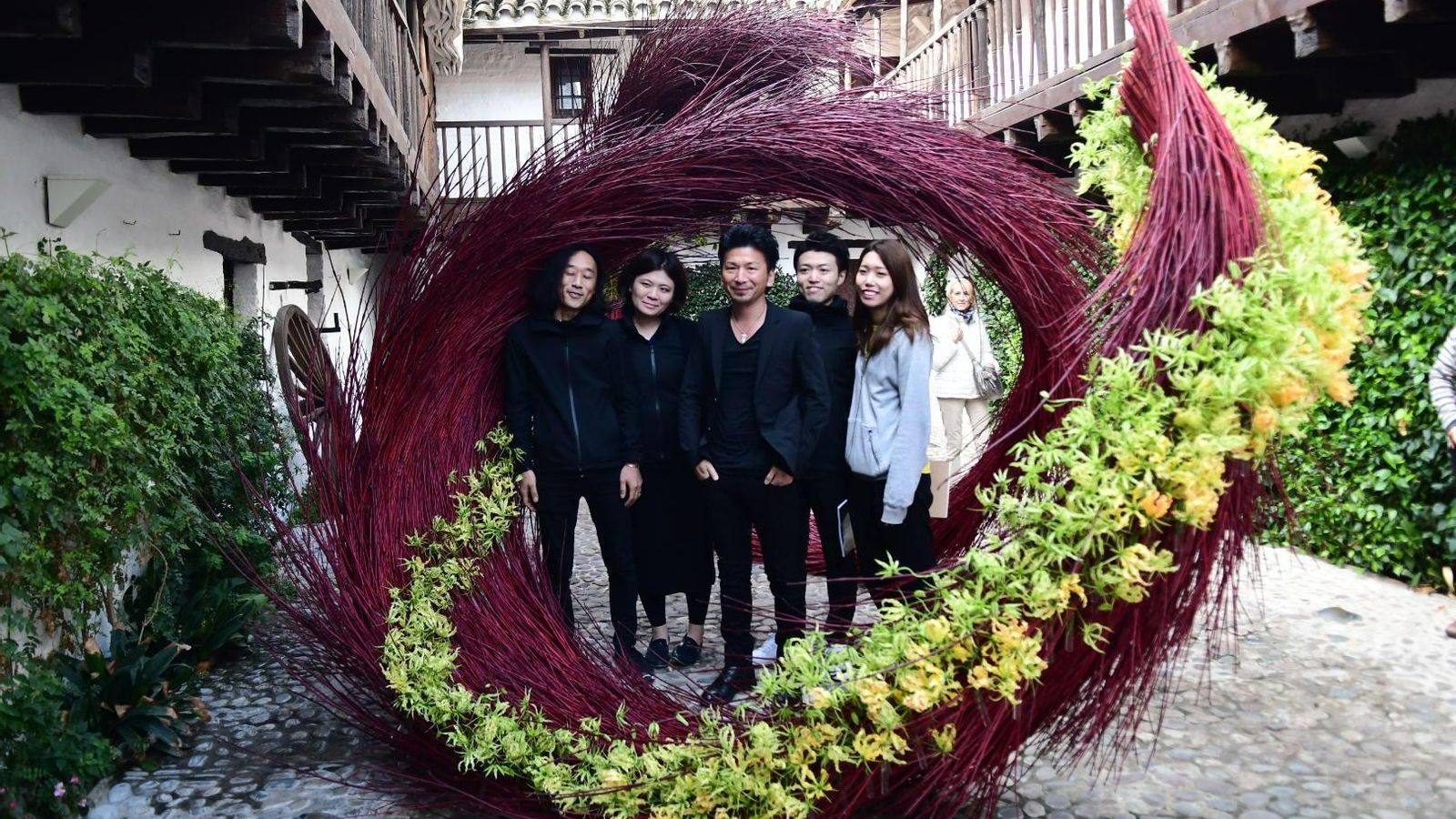 Hideyuki Niwa, segundo ganador de la edición de 2018, posa en su obra ‘El impulso de la pasión’,