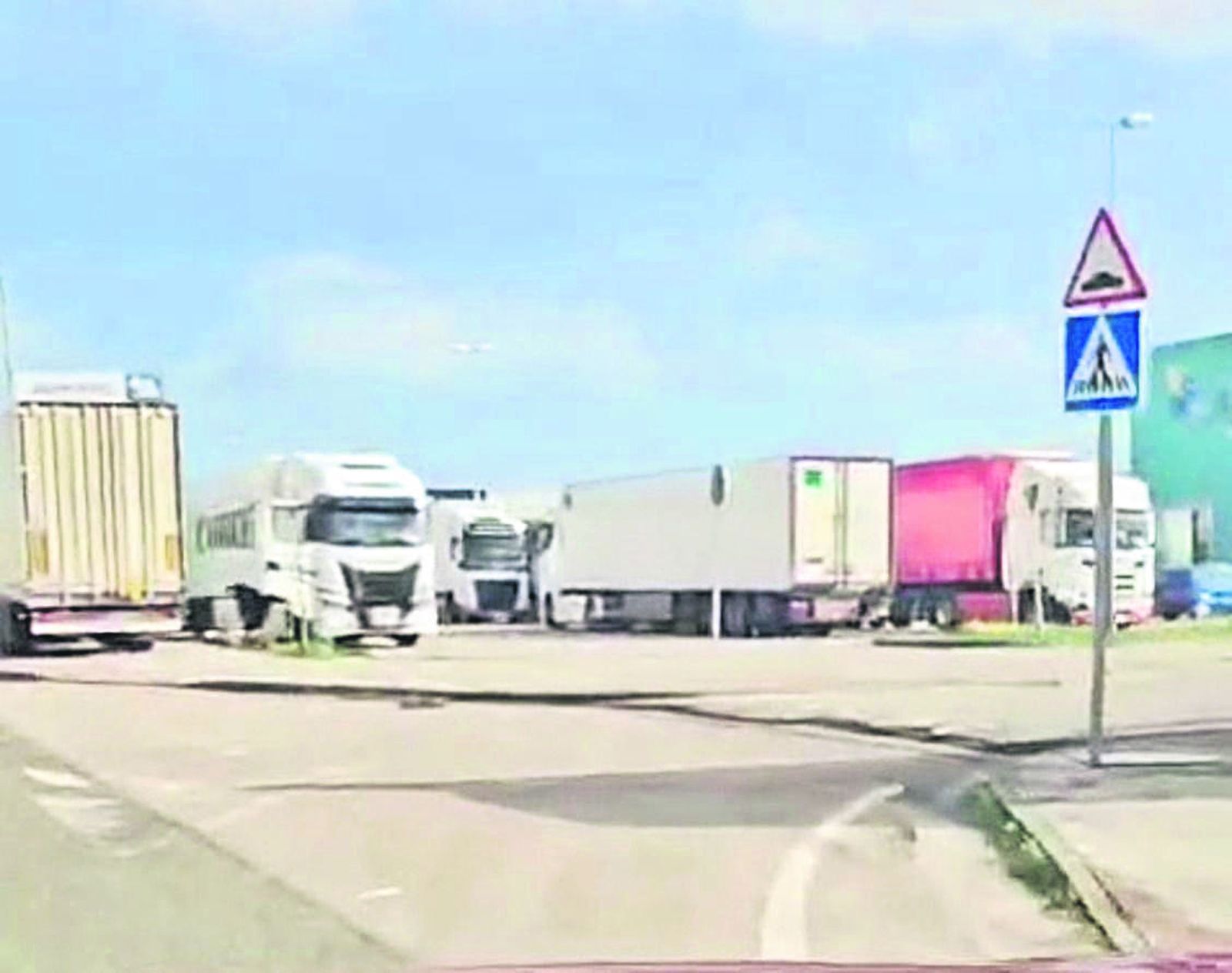 Camiones estacionados en el polígono de Palmones.