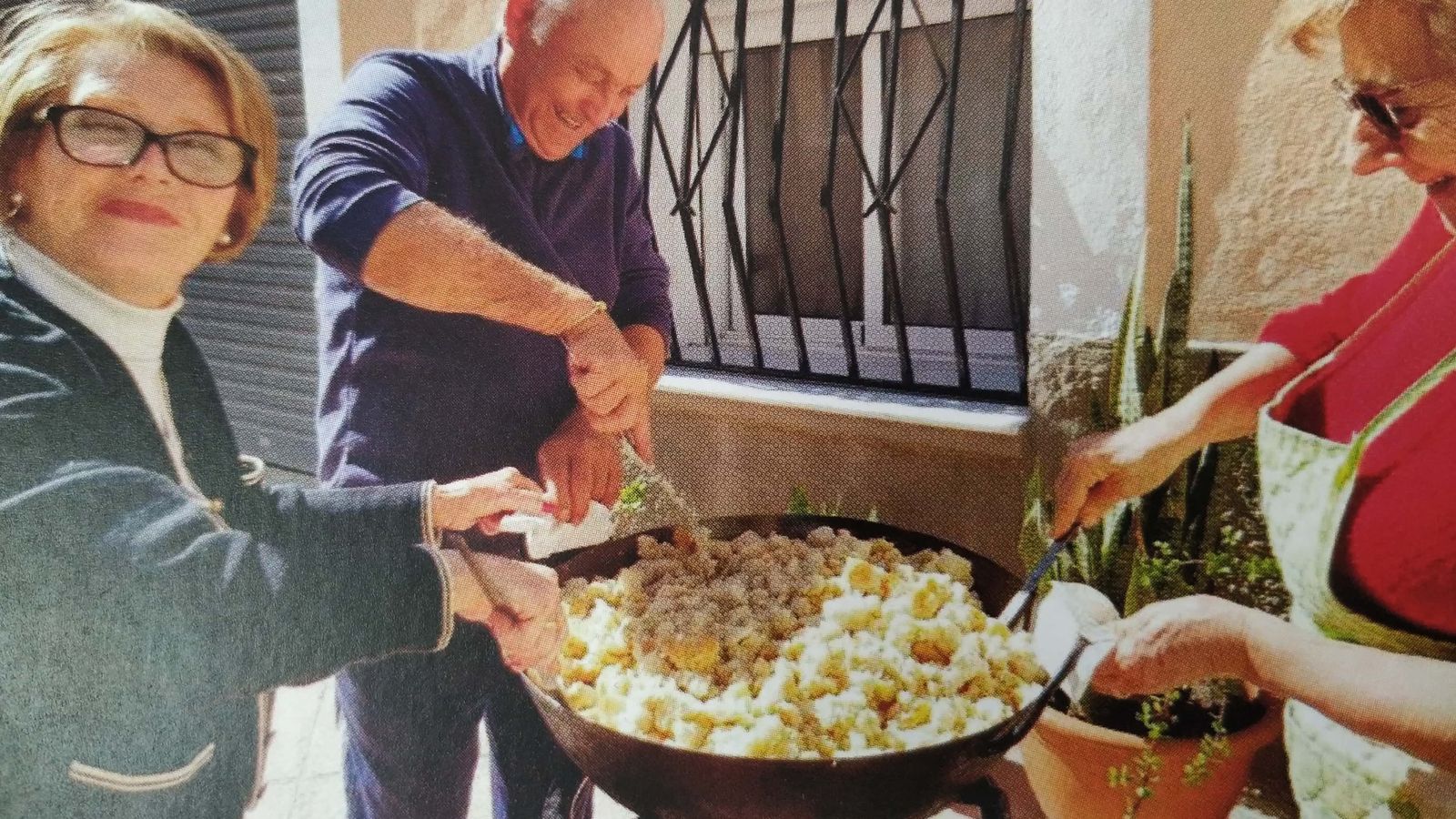 Vecinos huercalenses preparando unas migas de pan