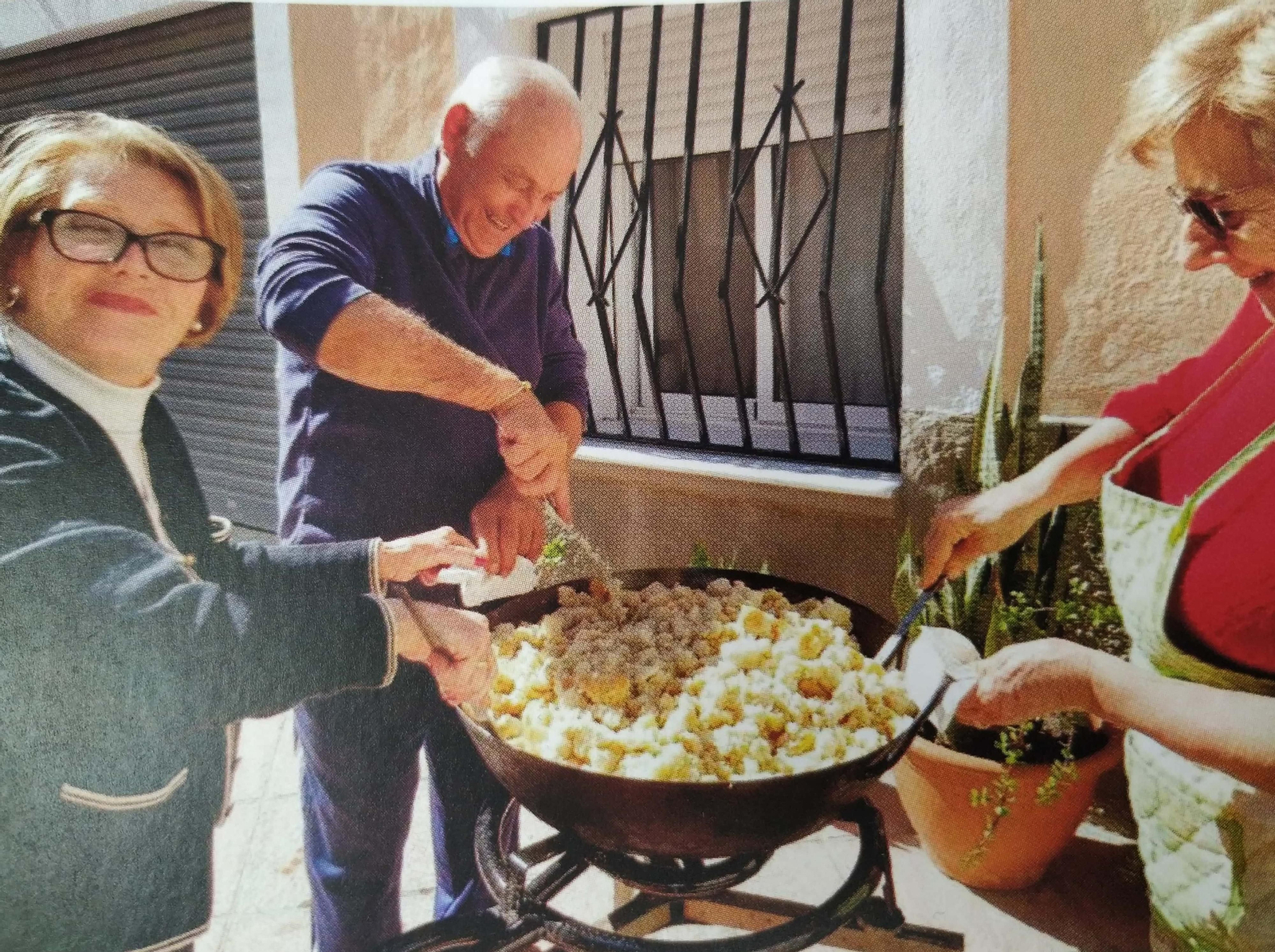 Vecinos huercalenses preparando unas migas de pan
