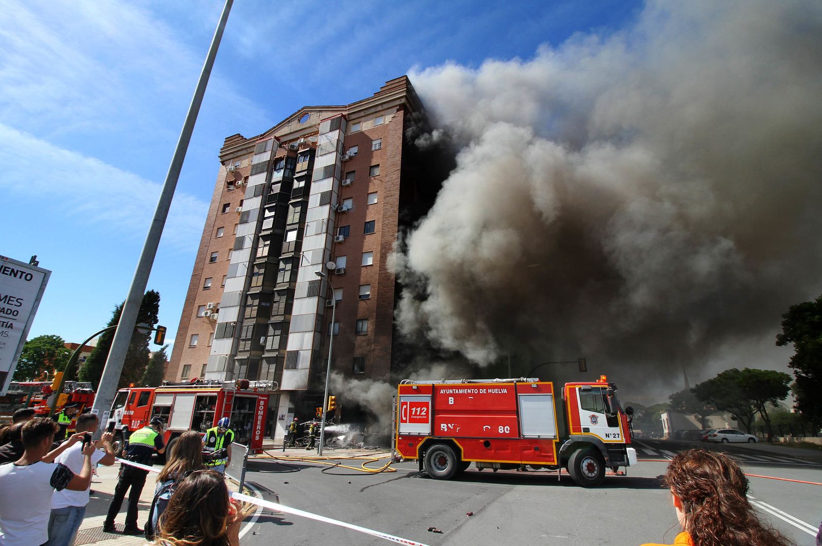Imágenes del incendio de un bazar en la avenida de Santa Marta.