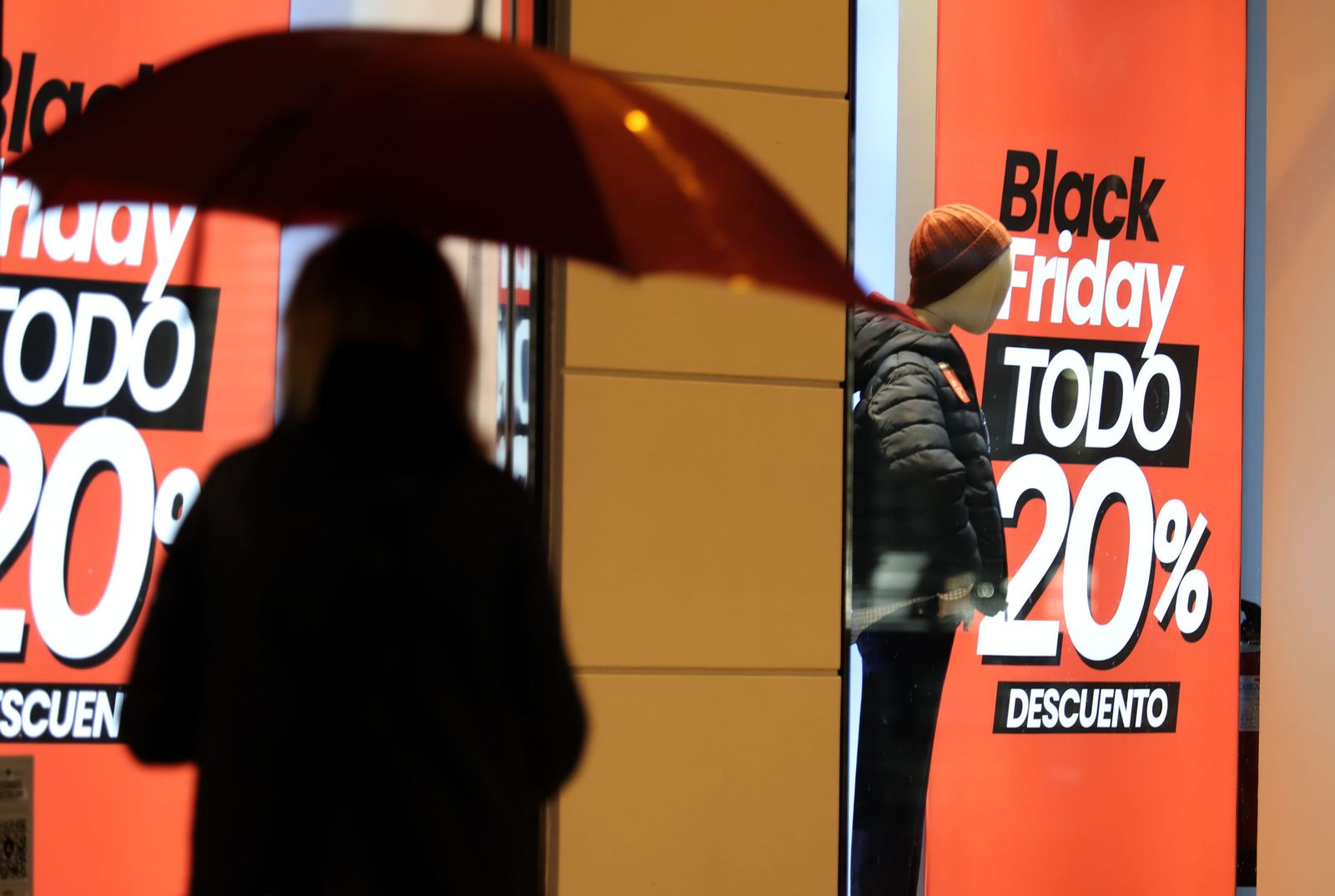 Los escaparates ya lucen las promociones que estarán vigentes a partir de hoy.