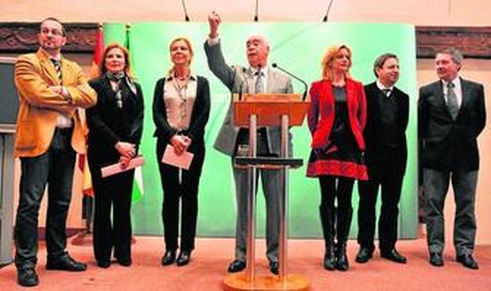 El consejero de Cultura, Luciano Alonso, rodeado de los principales directores generales de su departamento. ayer en el Palacio de Altamira.