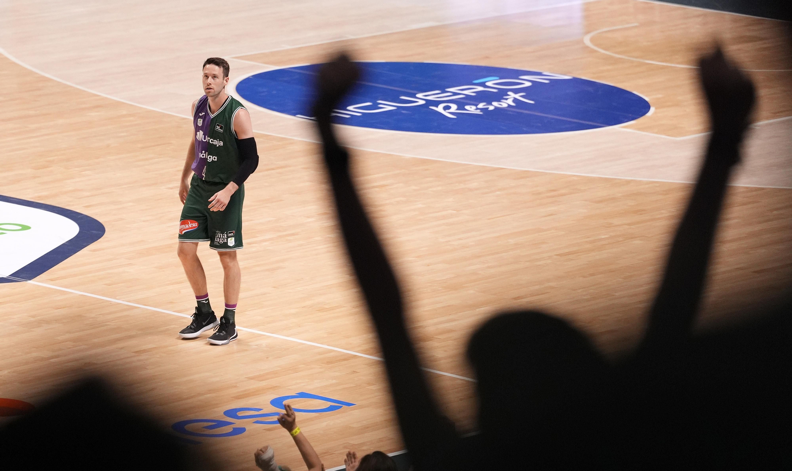 Celebración con Kalinoski al fondo.