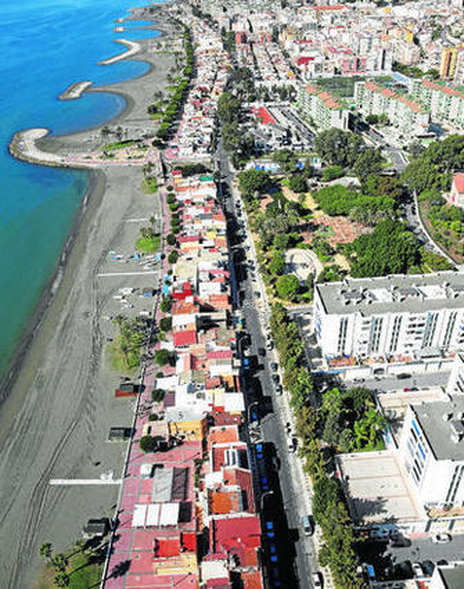 Vista aérea de parte de las casas situadas en Pedregalejo y afectadas por el proceso de regulación.