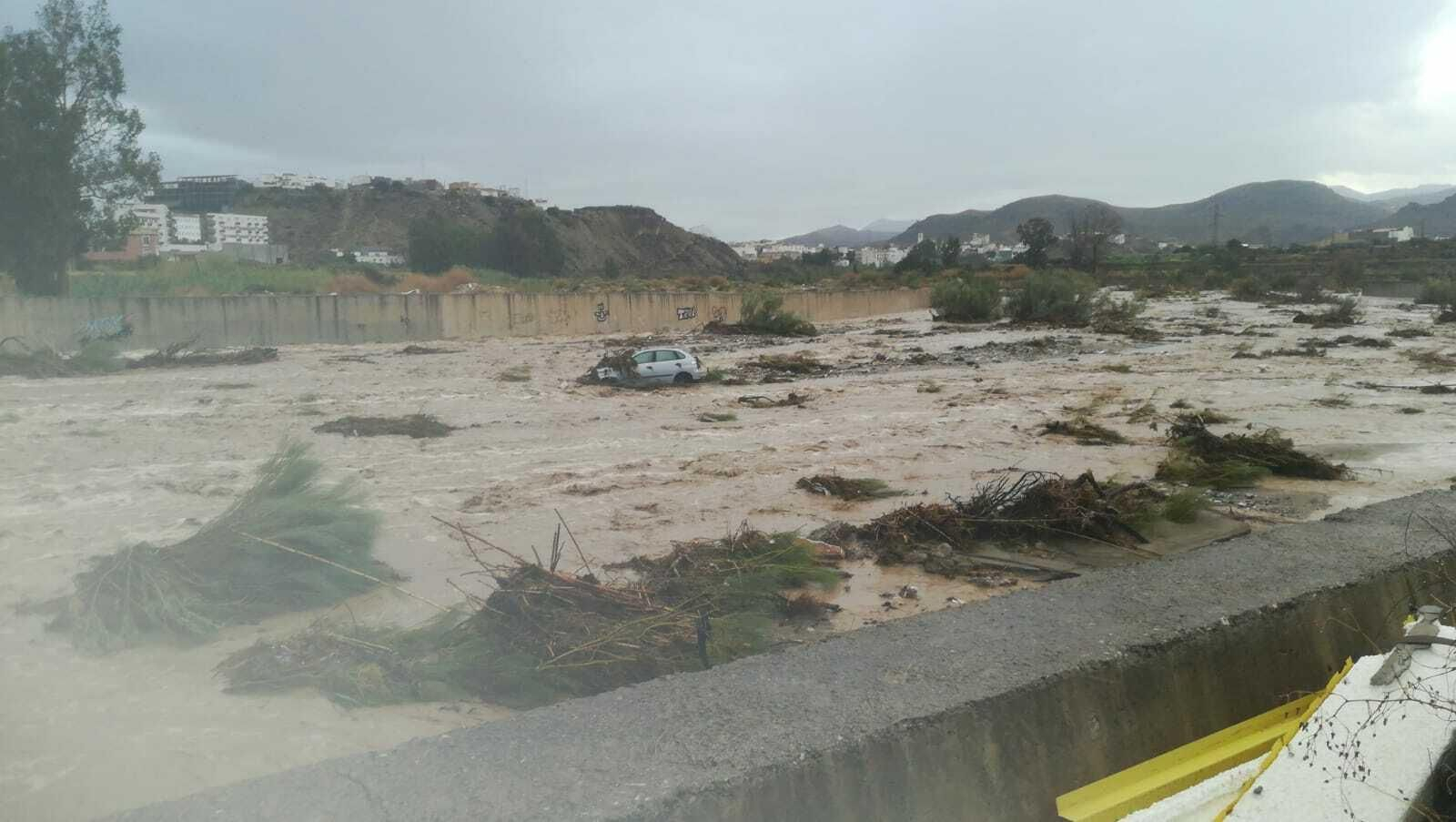 Una decena de personas rescatadas al quedar atrapadas en sus vehículos por las inundaciones