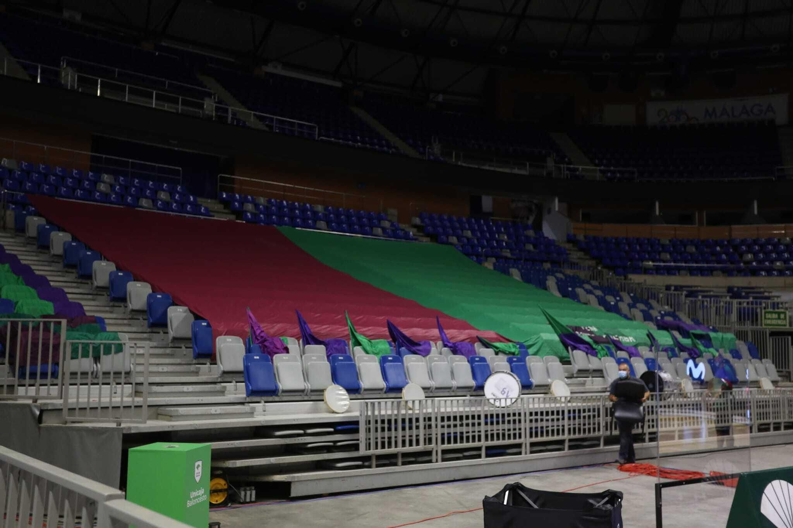 Así luce el Martín Carpena sin su afición en los prolegómenos de la visita del Barcelona