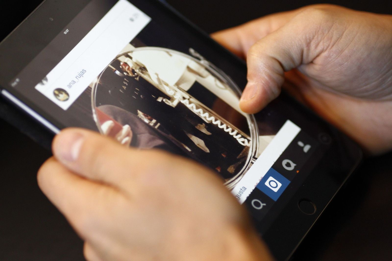 Granada encabeza el ranking con sus habitantes dedicando una media de 15,9 horas semanales a las redes