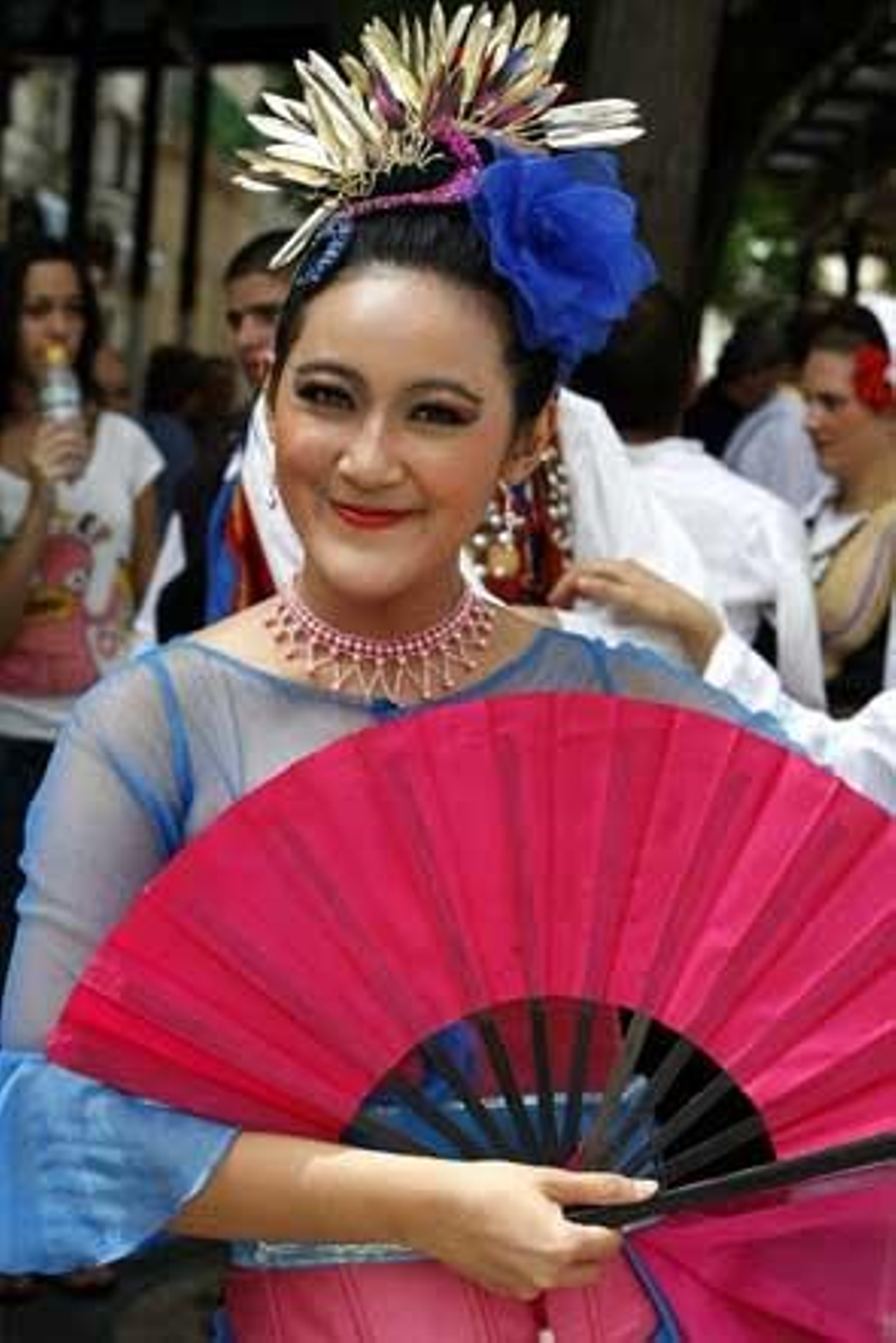 Los grupos participantes en el Festival desfilaron por el casco histórico de la capital para presentar sus bailes

Foto: Jose Braza-Lourdes de Vicente