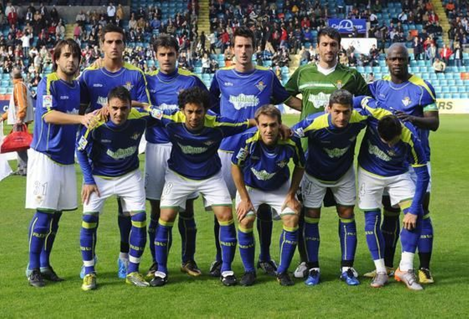 El Betis gana un partido marcado por el susto protagonizado por el jugador del Salamanca Miguel García, que sufrió una parada cardorrespiratoria en pleno partido. / LOF