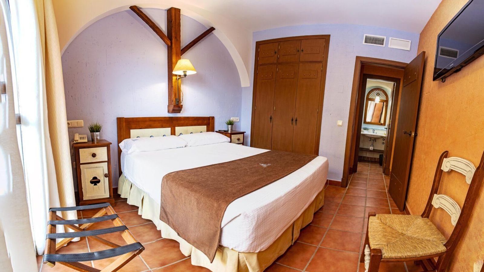 Una de las habitaciones de Apartahotel 'La Espadaña'.