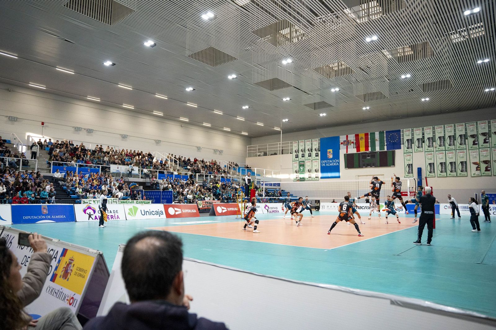 Las imágenes del partido entre Unicaja Costa de Almería y Pamesa Teruel de Superliga de voleibol