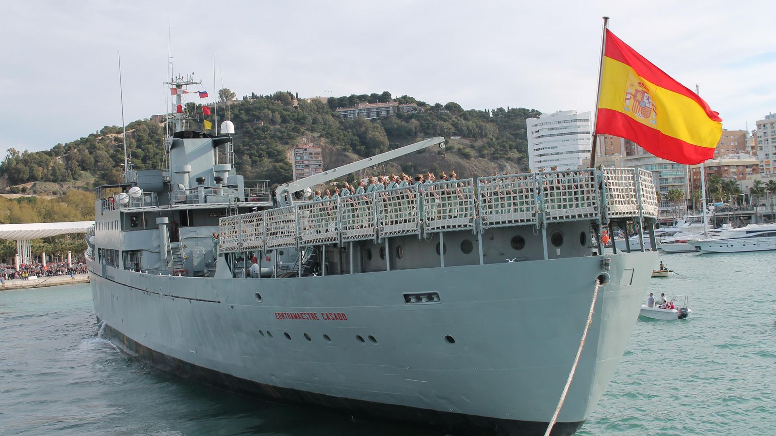 'Contramaestre Casado' maniobrando para atracar en el puerto con la legión en 2018.