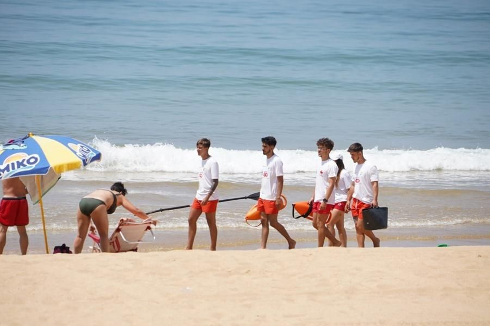 Efectivos de la Cruz Roja en la playa del Parador de Mazagón.