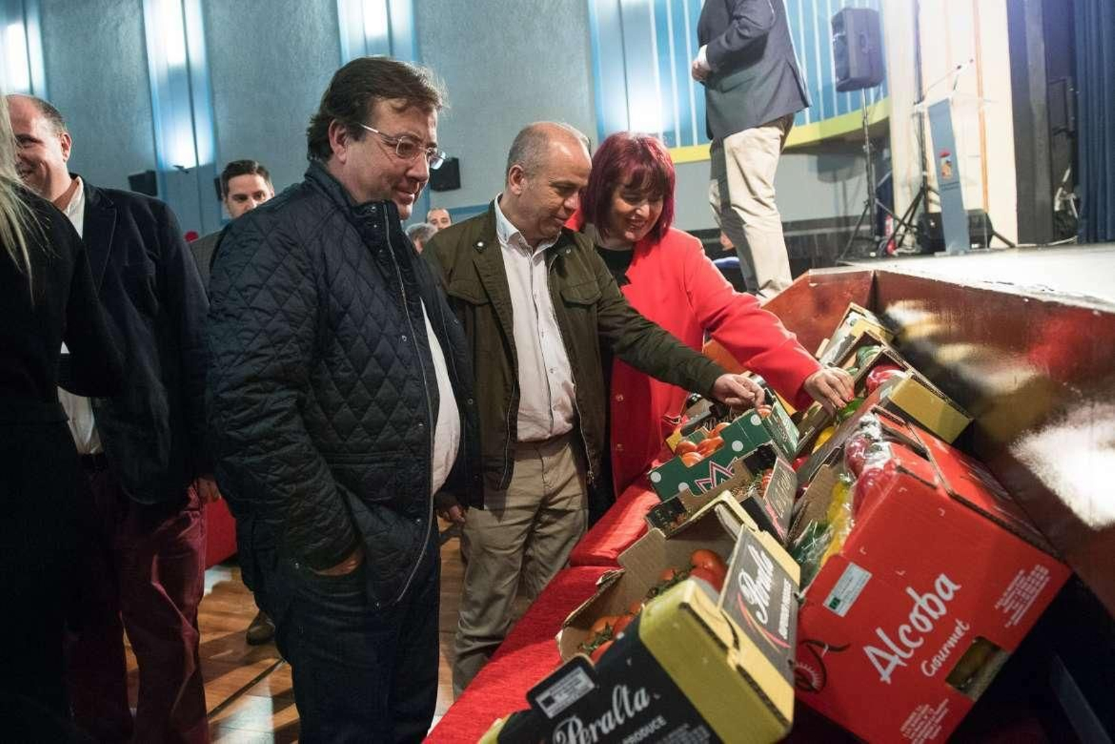 En primer término, el presidente de la Junta de Extremadura, Guillermo Fernández Vara, comprobando la calidad de los productos de Vefruber.