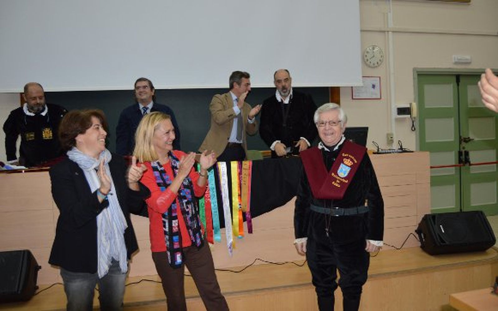 La vicerrectora  Cocha Valero y la diputada Felicidad Rodríguez, durante la imposición de la beca a Joaquín Díaz.

Foto: Ignacio Casas de Ciria