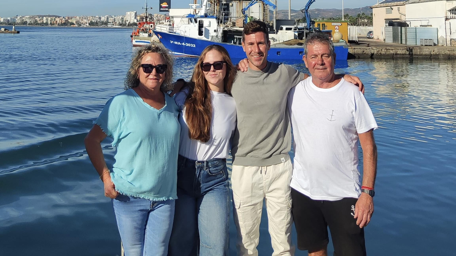 La familia del Pesquero Dolores Lazo, en el centro de la imagen se encuentran Gabriel y Teresa
