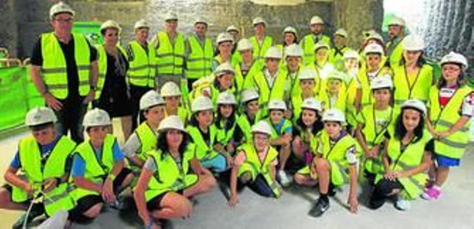 Los niños del colegio Jardín de la Reina visitaron ayer las instalaciones junto a Sandra García, Manuel Morales y los técnicos de las obras.