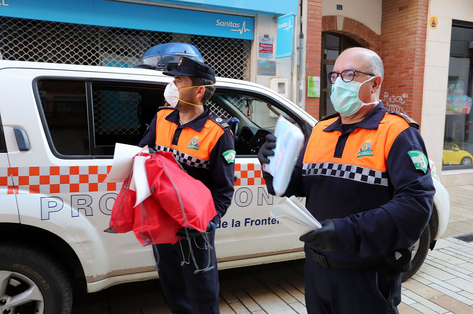 Imágenes de los cuerpos de Protección Civil recibiendo mascarillas de la Subdelegación del Gobierno