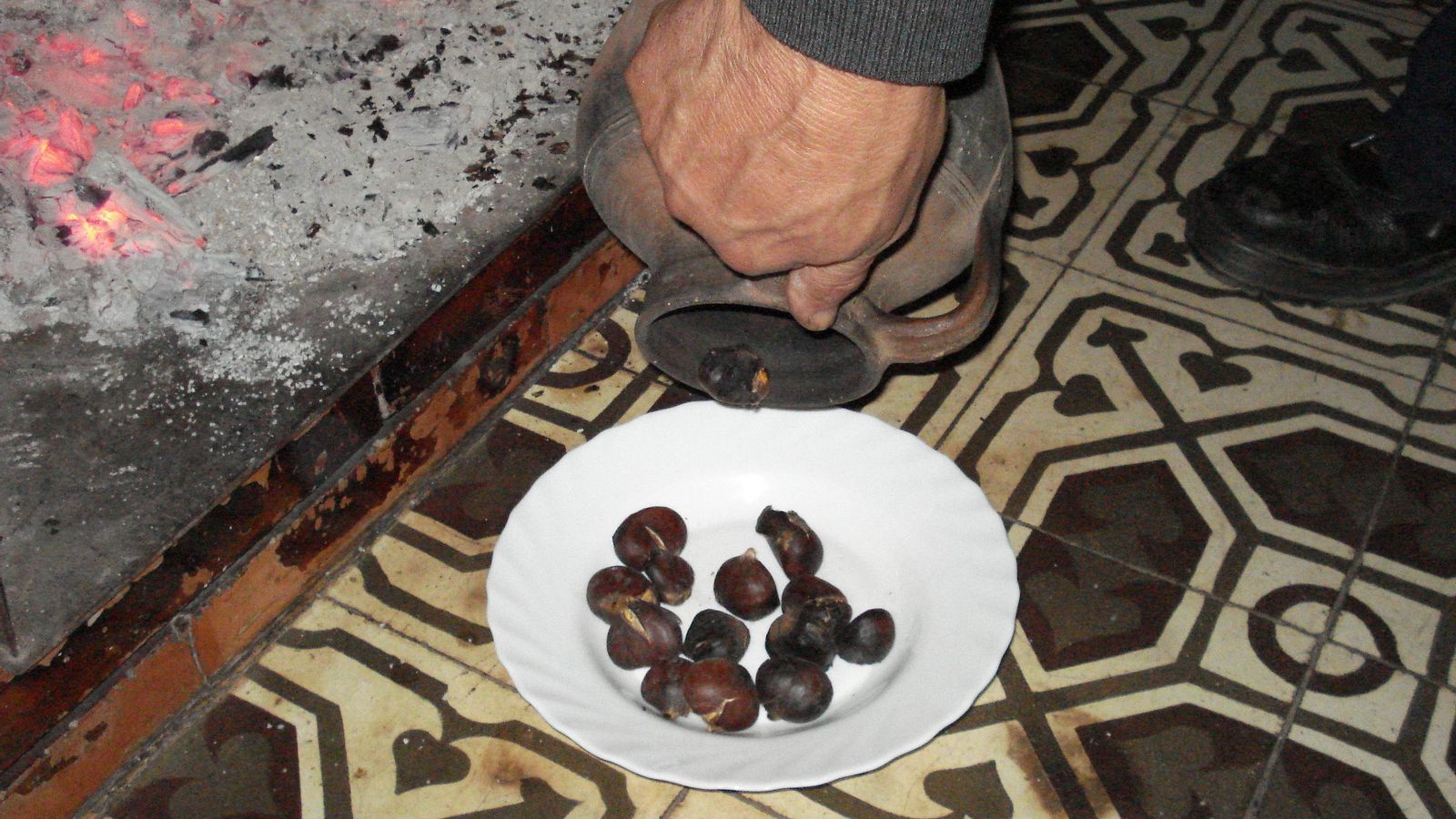 Castañas en una casa en el campo en la Sierra onubense.