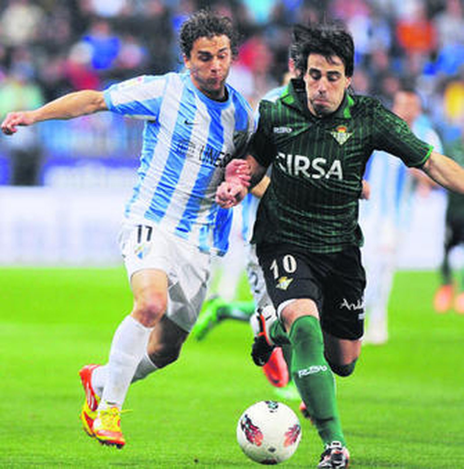 El malaguista Salva y el bético Beñat pujan por el balón.