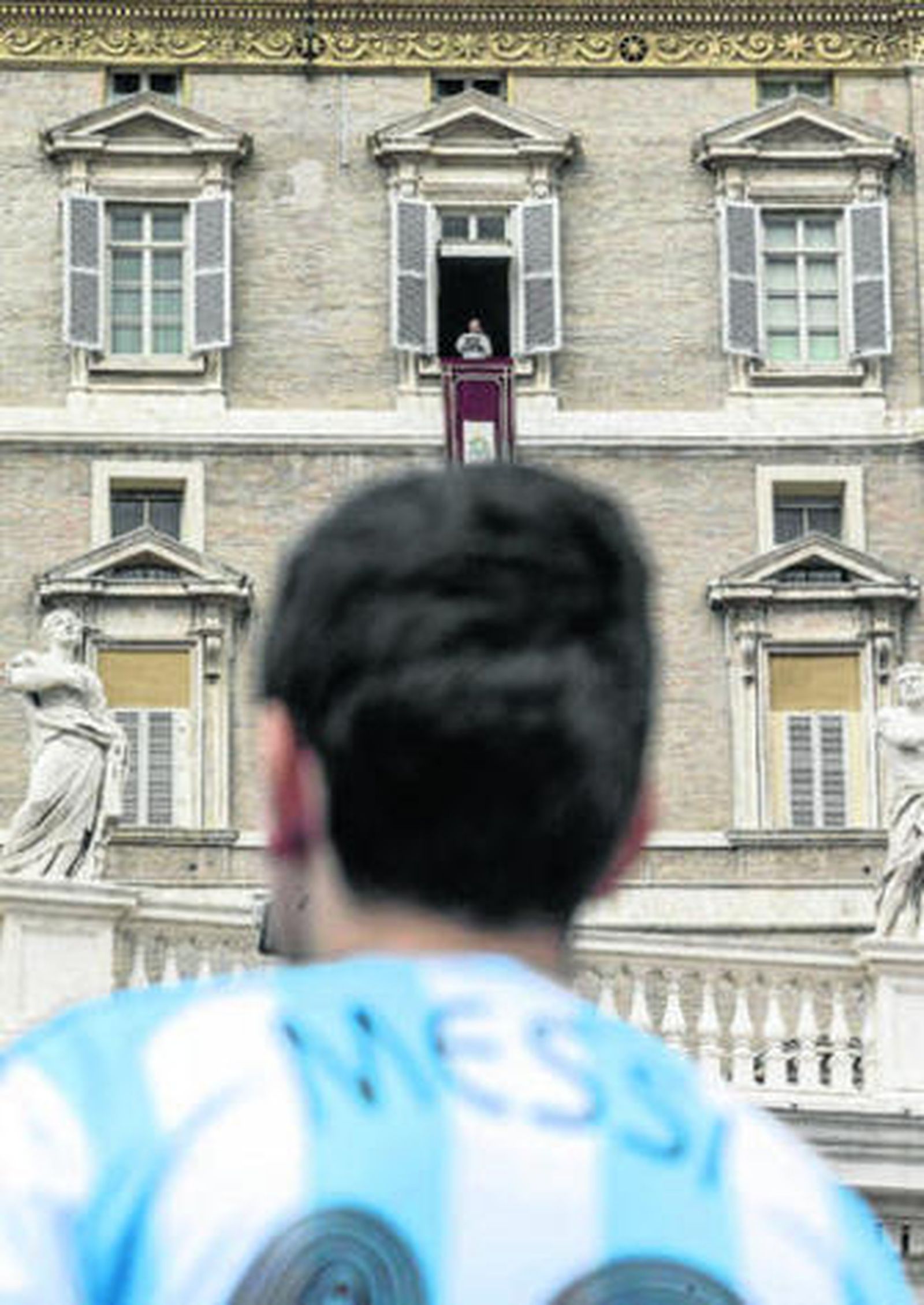 Un seguidor de Argetina escucha ayer la misa del papa Francisco desde su balcón del Vaticano.