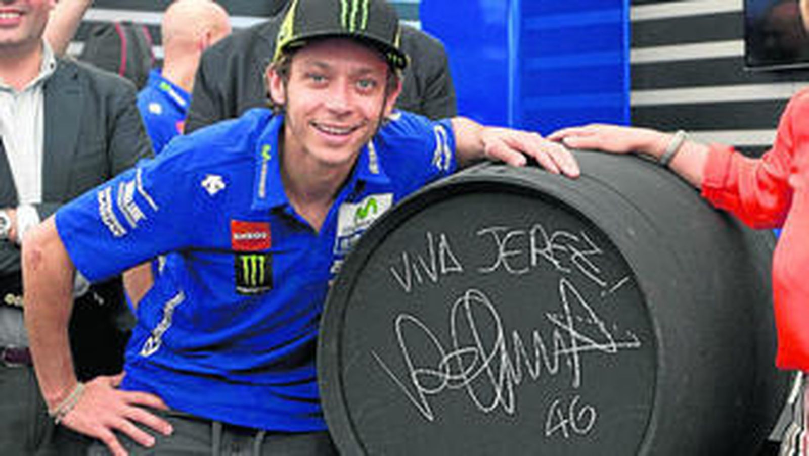 Valentino Rossi, tras firmar una bota en el circuito, el pasado mayo, con motivo de la concesión de la estrella.