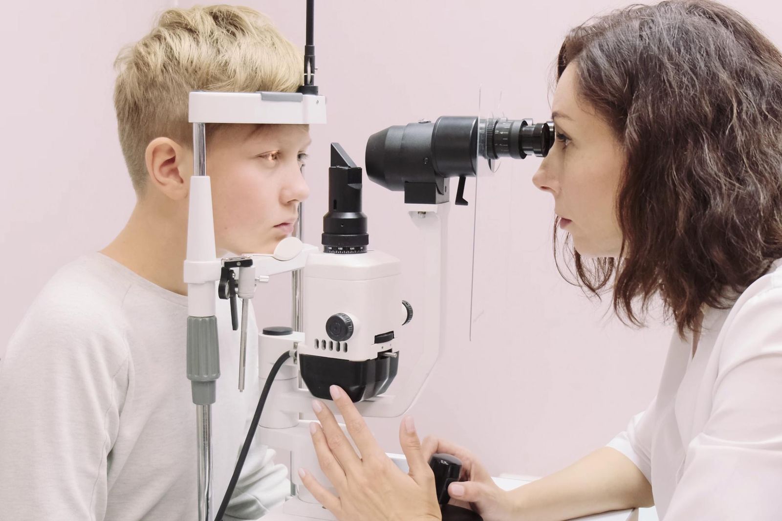 Un adolescente durante una revisión de la visión.