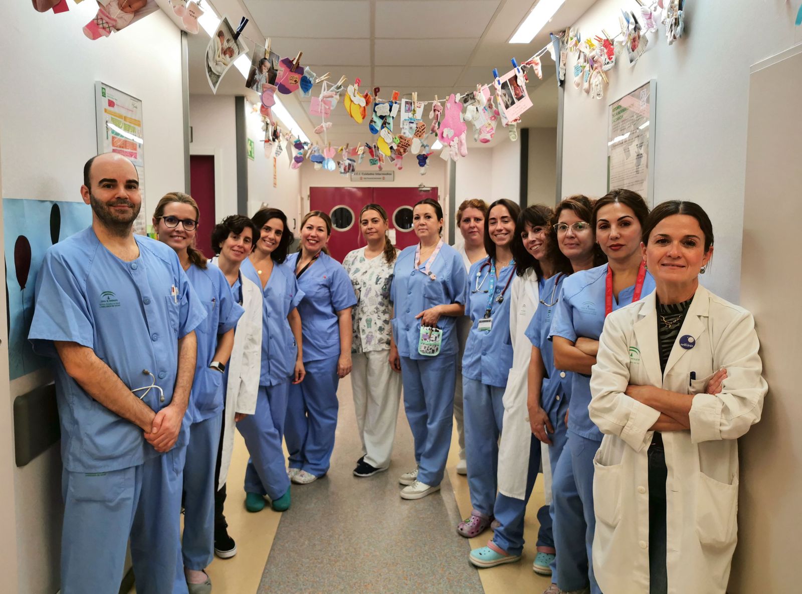 Profesionales de la Unidad de Neonatología con la jefa del servicio y la supervisora en primer plano a la derecha, la doctora Eva Patricia Torres e Inmaculada Romero, respectivamente.