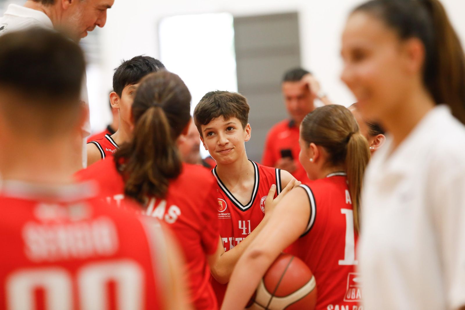 Fotos del encuentro de Pau Gasol con niños en el pabellón de San Roque