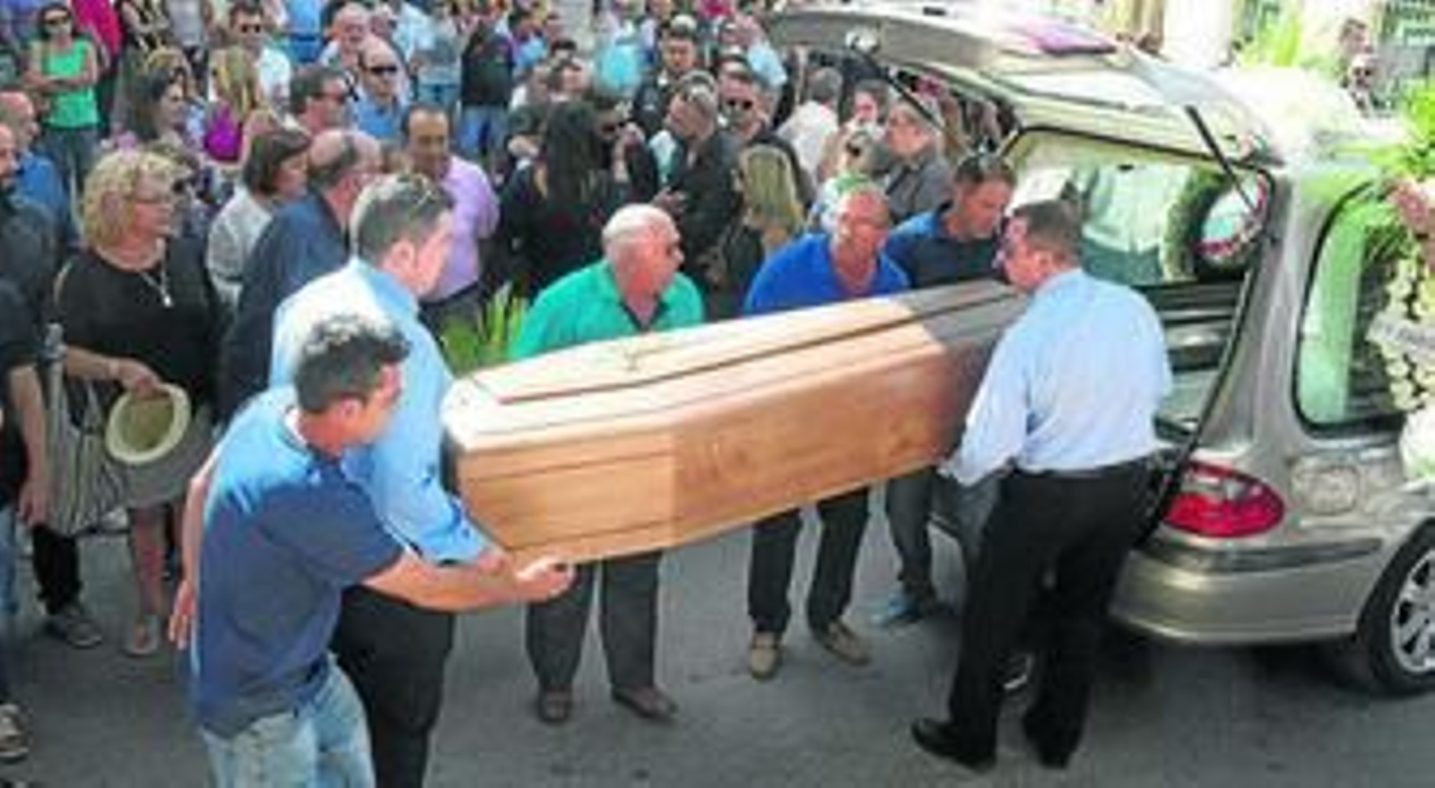 Numerosas coronas de flores demostraron .