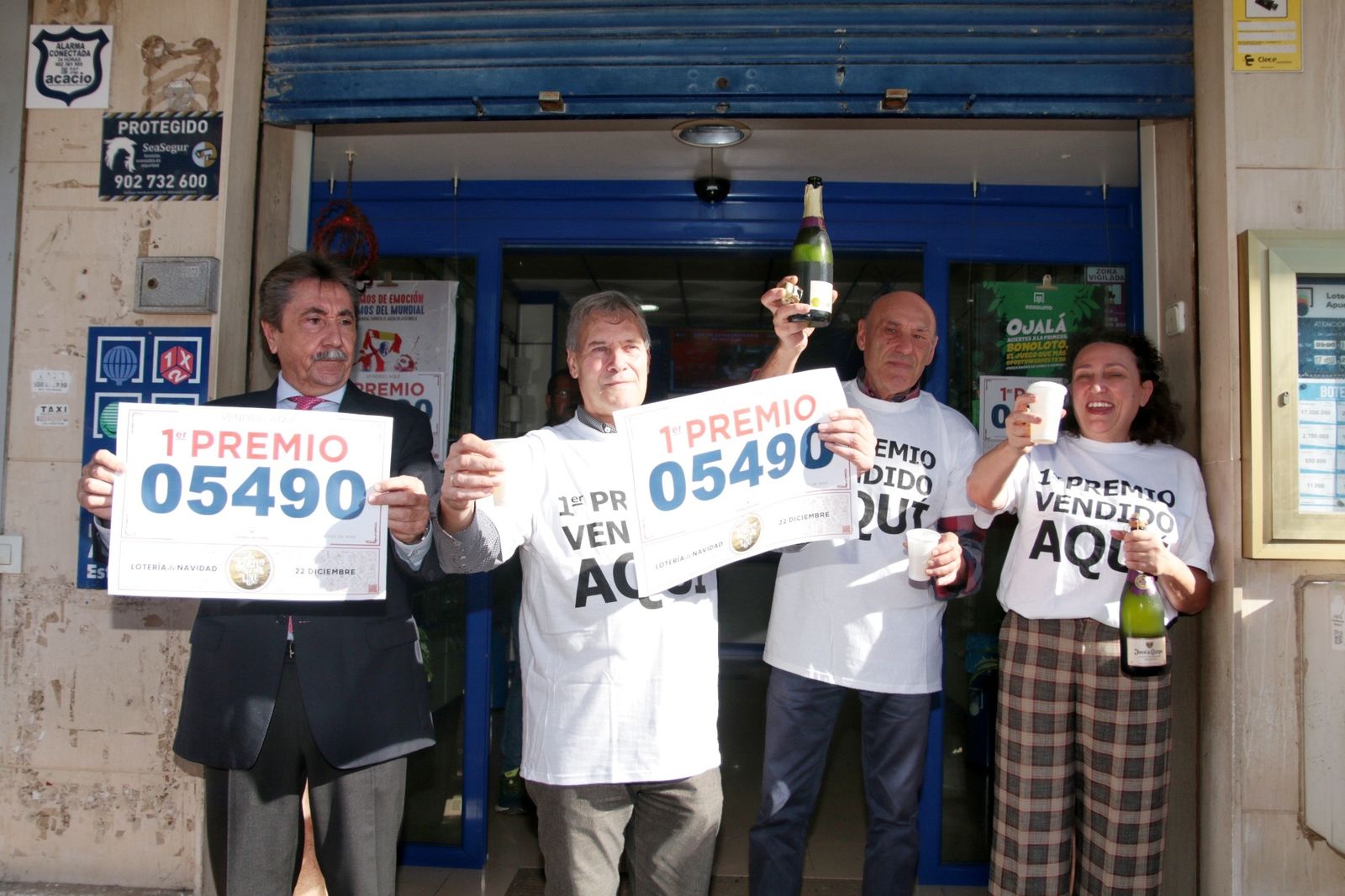 Imágenes de los premiados por la Lotería de Navidad en Almería y provincia