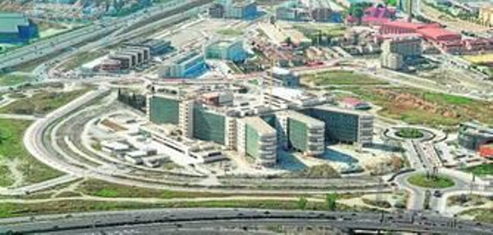 Las parcelas, las dos libres que se observan a la izquierda de la fotografía, están entre el hospital y la autovía.