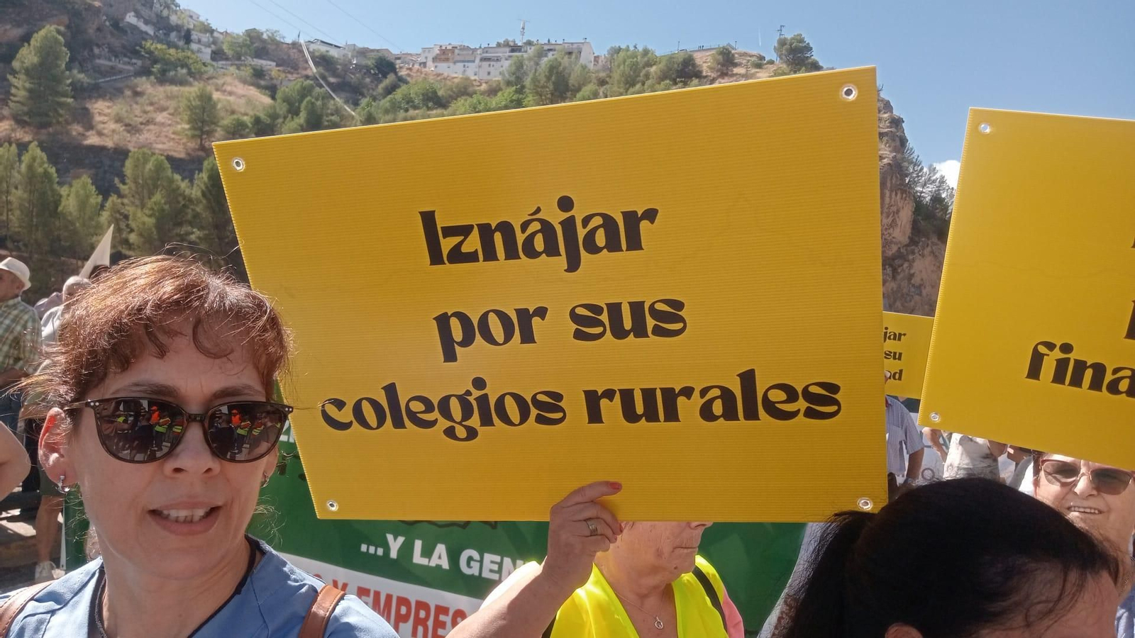 La protesta de Iznájar por el mal estado de las infraestructuras y los servicios públicos, en fotografías