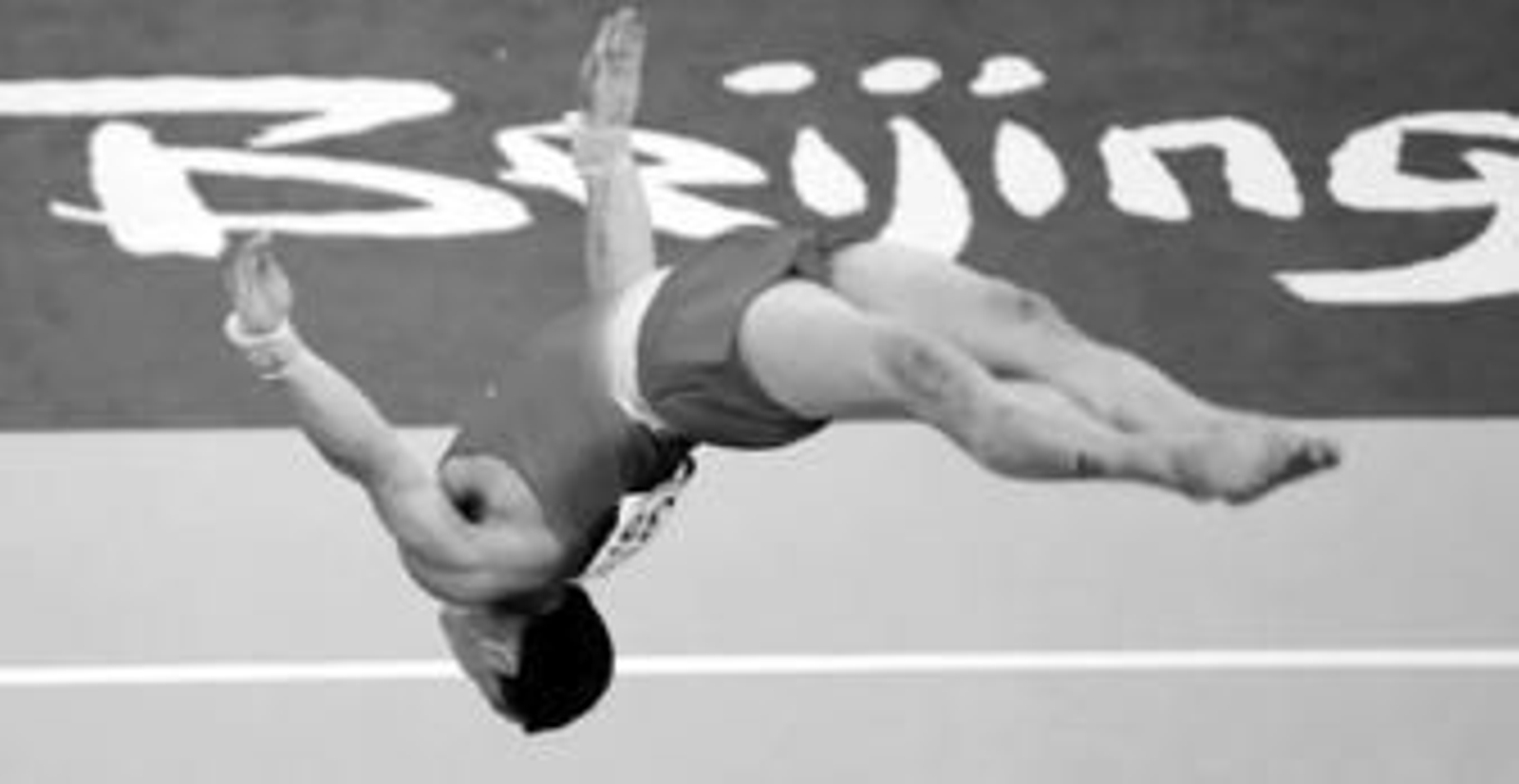 El gimnasta español Gervasio Deferr, en pleno ejercicio de suelo en la final olímpica.