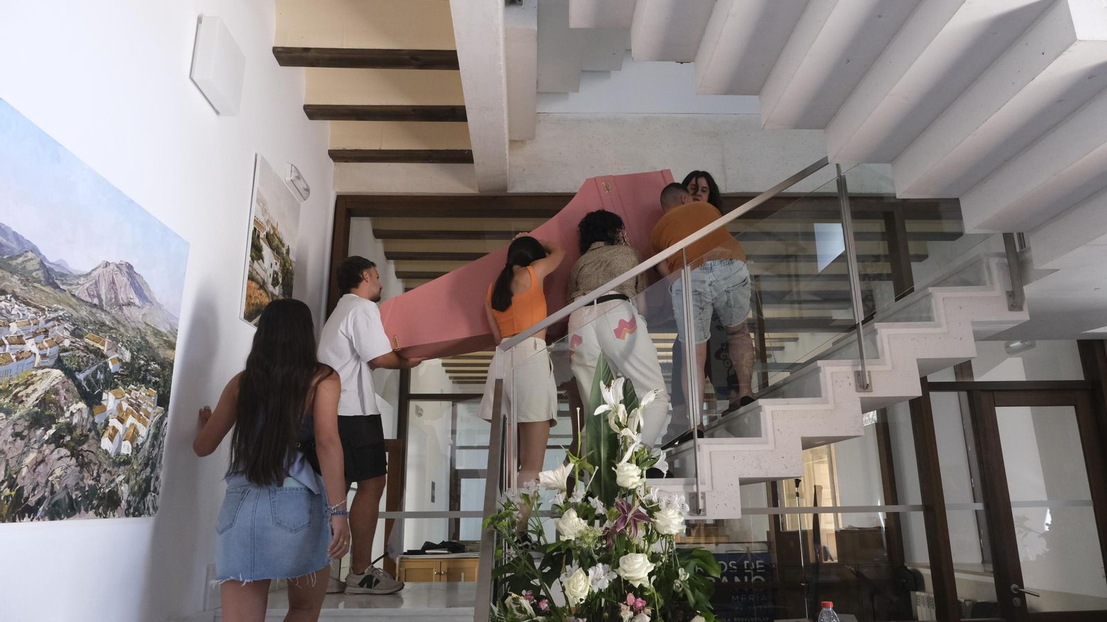 Subiendo un clave por las escaleras.