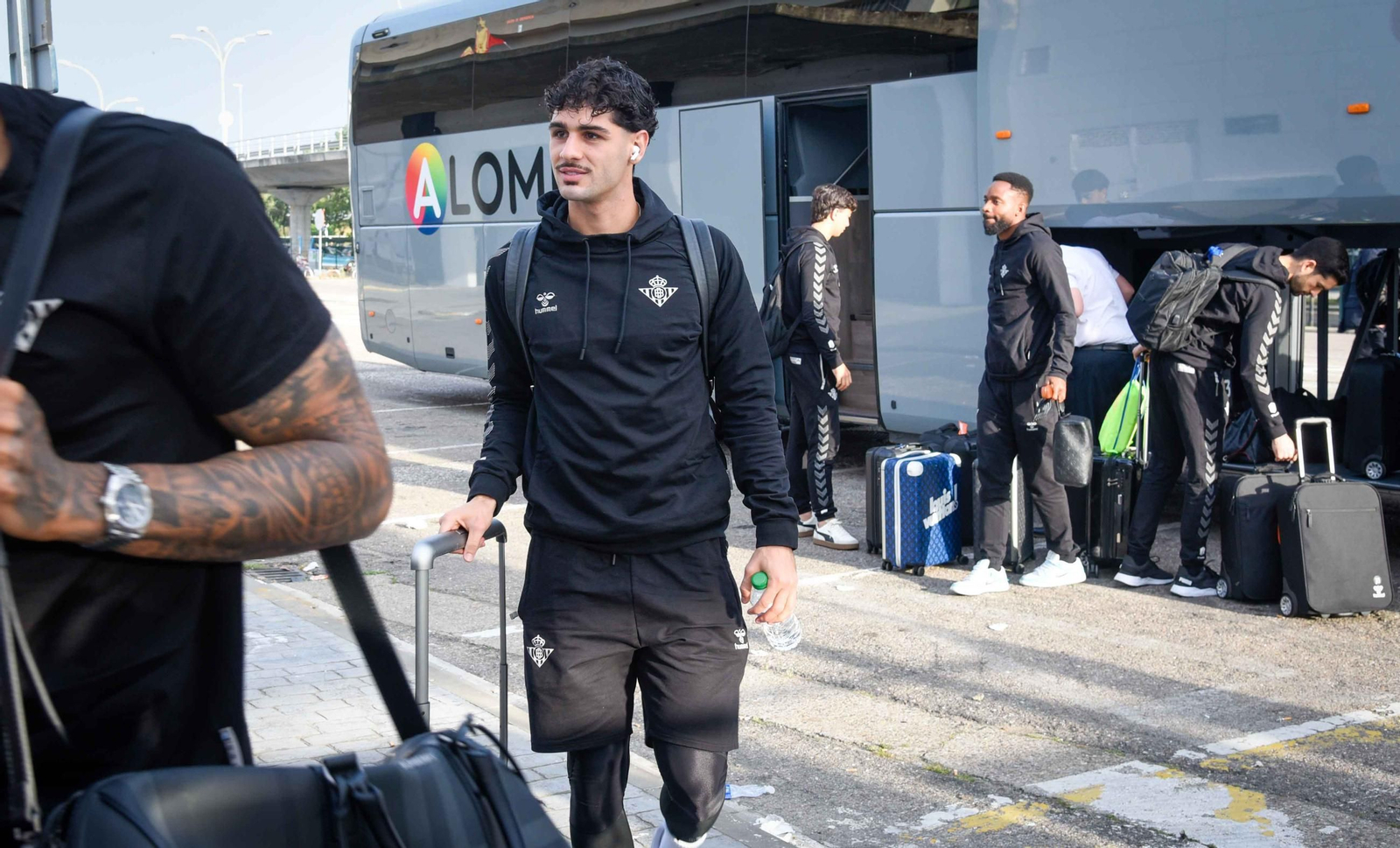 Imágenes de la salida del Real Betis hacia Florencia